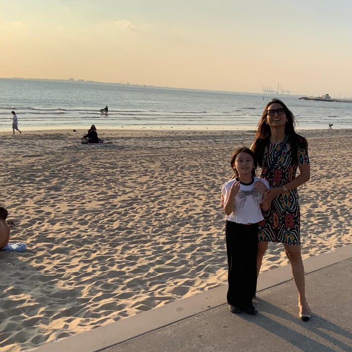 <p>Artis Acha Septriasa sudah setahun belakangan menjalani peran sebagai <em>single mother.</em> Setelah resmi bercerai dari Vicky Kharisma pada 19 Mei 2025, Acha menjalani peran <em>single mother</em> dari putri semata wayangnya Bridgia Kalina Kharisma atau akrab disapa Brie. (Foto: Instagram @septriasaacha)</p>