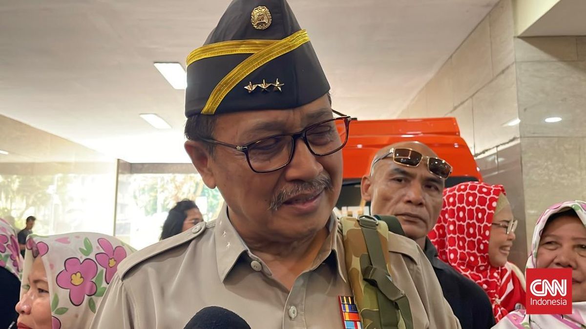Oegroseno Pakai Baju Purnawirawan Datangi Bareskrim