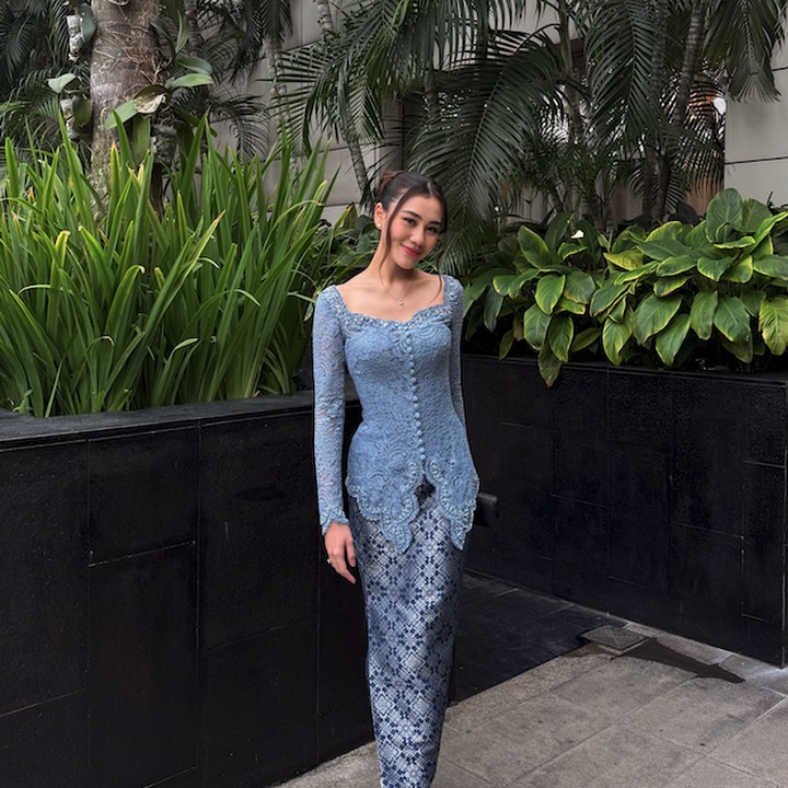 <p>Aaliyah Massaid tampil cantik dan anggun dalam balutan kebaya brokat kartini dengan kerah sabrina yang feminin. Penampilannya dilengkapi dengan sanggul sederhana namun manis. (Foto: Instagram @aaliyah.massaid)</p>