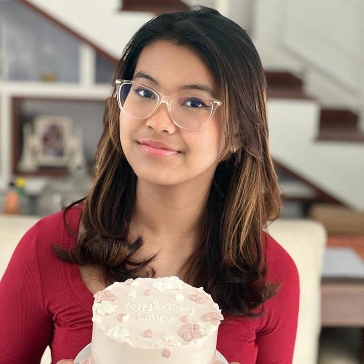 <p>Hal tersebut diketahui langsung melalui <em>postingan</em> terbaru Abdel yang diunggah di akun Instagram pribadinya. Ia memperlihatkan momen saat putrinya masuk kuliah di hari pertama.&nbsp;(Foto: Instagram @abdelachrian)</p>