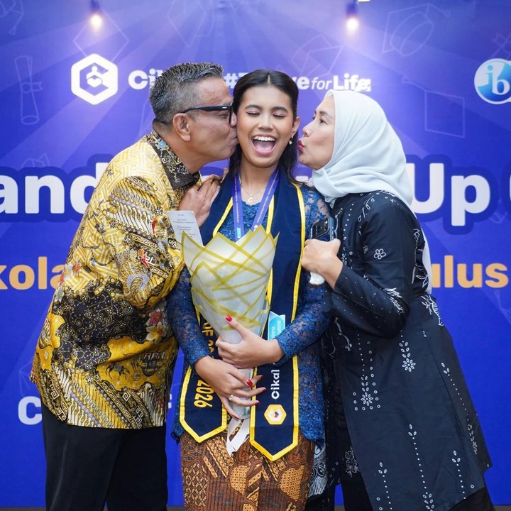 <p><em>Postingan</em> tersebut pun langsung dibanjiri komentar positif netizen. &ldquo;Selamat kakak, lancar jayaaaa,&rdquo; tulis akun <em>@faihand****.</em> &ldquo;Masya Allah Tabarakallah semoga diperlancar segala urusannya sampai lulus dengan baik,&rdquo; tulis akun <em>@firsyaldwi****.&nbsp;</em>(Foto: Instagram @abdelachrian)</p>