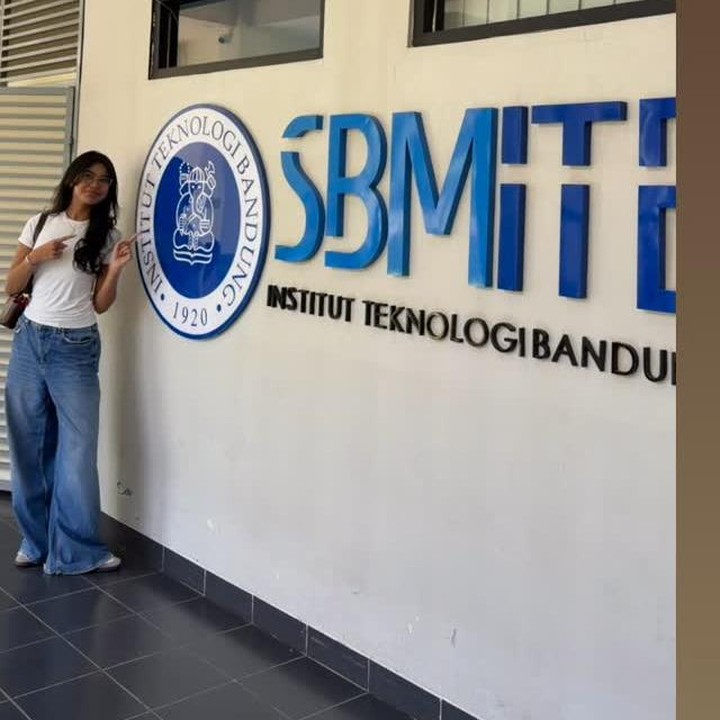 <p>Tak hanya itu, ia pun menuliskan kata-kata manis dan harapan untuk kelancaran kuliah putrinya. &ldquo;Ngelihat foto ini gue senyum-senyum terus kaya orang jatuh cinta lagi. Anak gue resmi jadi mahasiswa hari ini. Semoga dunia kampusnya menyenangkan, temannya baik, dan bikin hidupnya jadi lebih bahagia. Selamat ya Kak, semoga kuliahnya lancar jaya jaya jaya,&rdquo; sambungnya.&nbsp;(Foto: Instagram @riaachrian)</p>