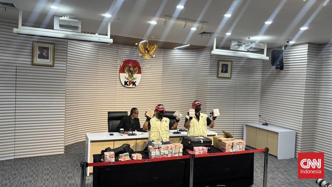 KPK menampilkan barang bukti Operasi Tangkap Tangan (OTT) Bupati Pemalang periode 2025-2030, Anom Widiyantoro berupa uang sejumlah Rp2,7 miliar.