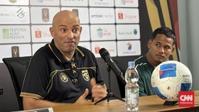 Pelatih Persebaya Surabaya Bernardo Tavares saat konferensi pers usai pertandingan kontra PSMS Medan pada laga lanjutan Grup B Piala Presiden 2026 di Stadion Gelora Bung Tomo, Surabaya, Rabu (29/7) malam. (CNN Indonesia/Farid Rahman)