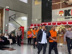 KPK Tahan Bupati Pemalang Anom Widiyantoro