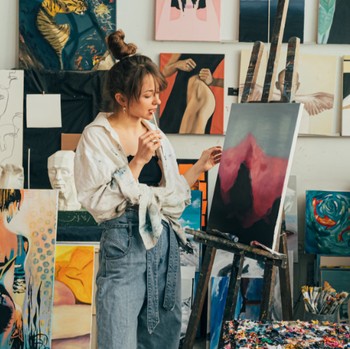 4 Ciri Kepribadian Orang yang Artsy, Bukan Sekadar Penyuka Seni