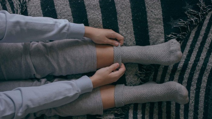 5 Ciri Kepribadian Orang yang Tidak Bisa Tidur Tanpa Pakai Kaus Kaki