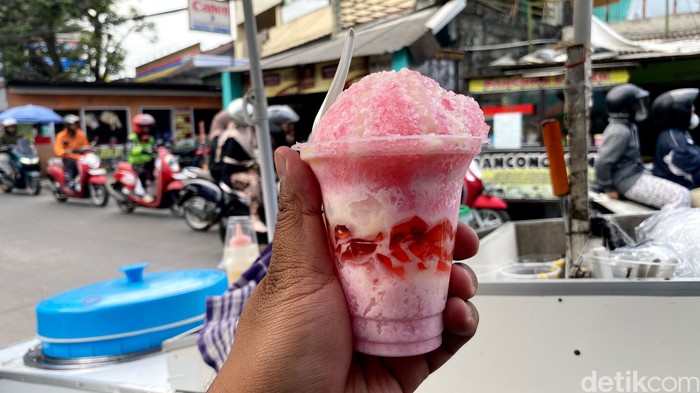 Es doger Undang yang dijajakan di Desa Cibiru Wetan, Kecamatan Cileunyi, Kota Bandung