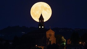 Fenomena Buck Moon hiasi langit Eropa hingga Afrika