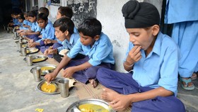 Pemerintah negara bagian Kolkata, India mengembalikan menu telur dalam makan siang bergizi untuk anak-anak di sekolah usai panen kritik tajam.