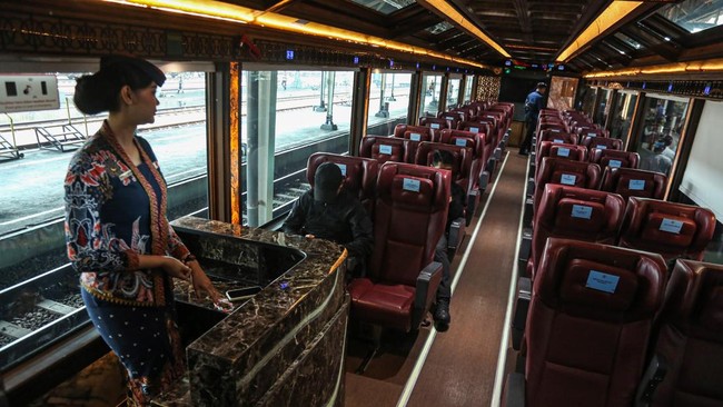 Petugas berjaga di dalam gerbong penumpang kereta api The Nusantara Explorer di Stasiun Semarang Tawang, Semarang, Jawa Tengah, Kamis (30/7/2026). PT Kereta Api Indonesia (Persero) meluncurkan layanan kereta api panorama The Nusantara Explorer dengan