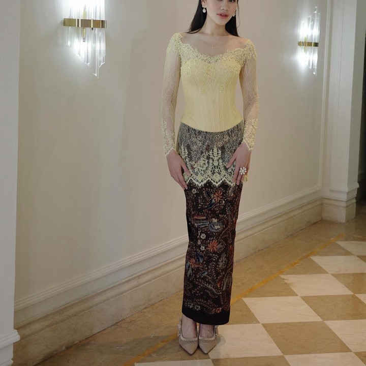 <p>Kali ini pilihan kebaya modern kerah sabrina membuat penampilan semakin feminin. Tidak selalu disanggul saat pakai kebaya, Bunda bisa meniru gaya rambut <em>half up</em> ala Aaliyah yang simple namun menawan. (Foto: Instagram @aaliyah.massaid)</p>