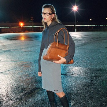 Kampanye Fall/Winter 2026 Prada dan Miu Miu Pertemukan High Fashion dengan Realita