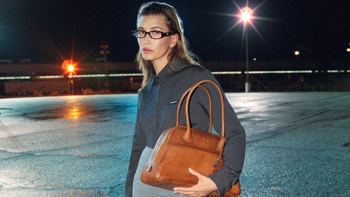 Kampanye Fall/Winter 2026 Prada dan Miu Miu Pertemukan High Fashion dengan Realita
