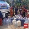 Kemarau ekstrem di Tangerang menyebabkan 20 desa mengalami krisis air bersih. Kini, warga mengandalkan bantuan pasokan air.