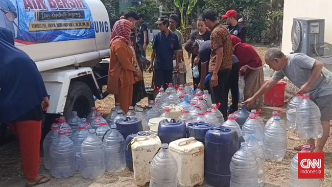 Kemarau ekstrem di Tangerang menyebabkan 20 desa mengalami krisis air bersih. Kini, warga mengandalkan bantuan pasokan air.