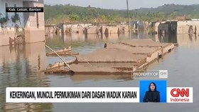 Menyusutnya debit air Waduk Karian membuat puing-puing permukiman lama yang tenggelam saat pembangunan waduk kembali terlihat. Fenomena ini menghidupkan kembali jejak kampung yang telah lama hilang dari permukaan.
Waduk Karian, kekeringan, permukima