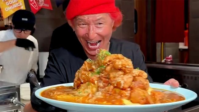 Menghabiskan 45 butir telur, koki Motokichi Yukimura berhasil pecahkan rekor Guinness World Records dengan membuat omelet gaya lava seberat 2 kg.