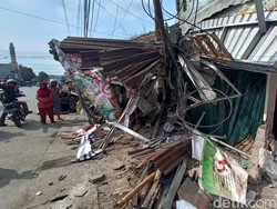 Truk Hantam 3 Warung dan Pejalan Kaki di Ajibarang Banyumas