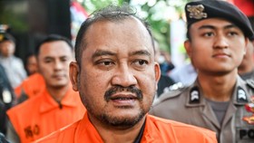 Bupati Pemalang Anom Widiyantoro (tengah) berjalan menuju mobil tahanan usai menjalani pemeriksaan di Gedung Merah Putih KPK, Jakarta, Kamis (30/7/2026). KPK menahan empat orang tersangka yakni Bupati Pemalang Anom Widiyantoro, Lilik Budi Suprianto,