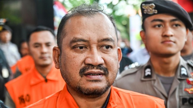 Bupati Pemalang Anom Widiyantoro (tengah) berjalan menuju mobil tahanan usai menjalani pemeriksaan di Gedung Merah Putih KPK, Jakarta, Kamis (30/7/2026). KPK menahan empat orang tersangka yakni Bupati Pemalang Anom Widiyantoro, Lilik Budi Suprianto, 