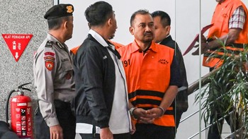 Bupati Pemalang Anom Widiyantoro (ketiga kiri) berjalan menuju mobil tahanan usai menjalani pemeriksaan di Gedung Merah Putih KPK, Jakarta, Kamis (30/7/2026). KPK menahan empat orang tersangka yakni Bupati Pemalang Anom Widiyantoro, Lilik Budi Supria