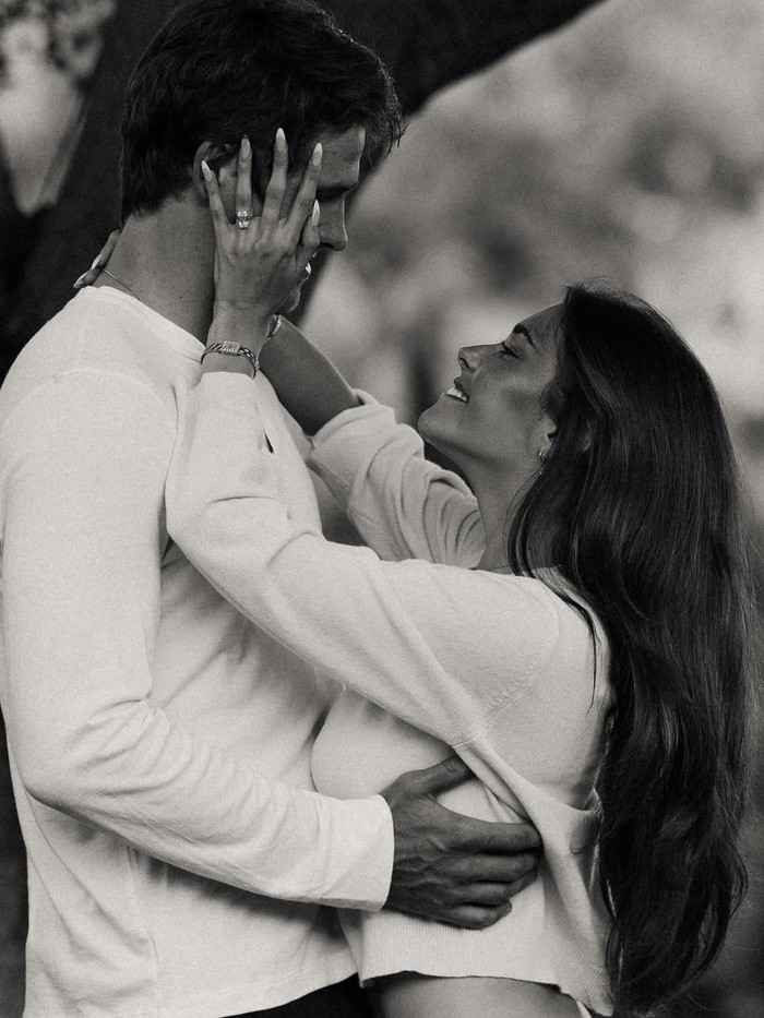 Dalam salah satu foto,&nbsp;pelantun lagu bittersweet itu juga memamerkan cincin pertunangannya, Beauties. Berdasarkan pakar perhiasan Laura Taylor dari Lorel Diamonds, cincin&nbsp;berlian pertunangan Madison Beer ditaksir senilai 500 ribu USD sampai 640 ribu USD.&nbsp;/ Foto: instagram.com/madisonbeer