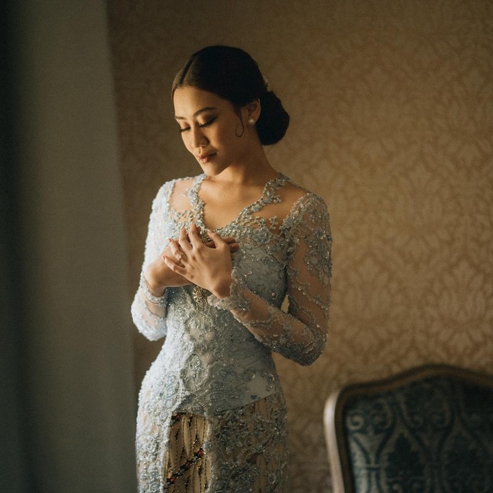 <p>Mencari inspriasi kebaya brokat untuk lamaran? Pilihan kebaya modern warna baby blue Aaliyah Massaid bisa menginspirasi. Aaliyah mengenakan kebaya ini saat acara lamaran dengan suaminya, Thariq beberapa waktu lalu. (Foto: Instagram @aaliyah.massaid)</p>
