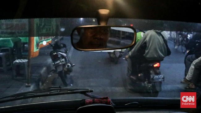 Sejumlah pengemudi kancil dan bajaj menunggu penumpang di kawasan Mangga Dua, Jakarta, Kamis (30/7). (CNN Indonesia/Febria Adha L).