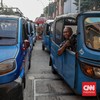 Sejumlah pengemudi kancil dan bajaj menunggu penumpang di kawasan Mangga Dua, Jakarta, Kamis (30/7). (CNN Indonesia/Febria Adha L).