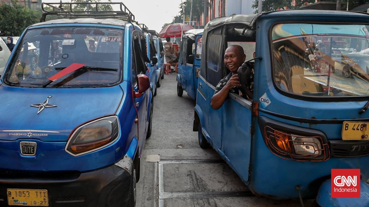 Sejumlah pengemudi kancil dan bajaj menunggu penumpang di kawasan Mangga Dua, Jakarta, Kamis (30/7). (CNN Indonesia/Febria Adha L).