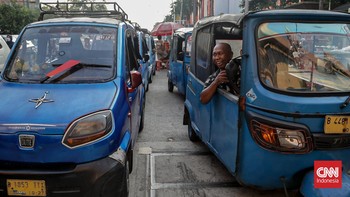 Sejumlah pengemudi kancil dan bajaj menunggu penumpang di kawasan Mangga Dua, Jakarta, Kamis (30/7). (CNN Indonesia/Febria Adha L).