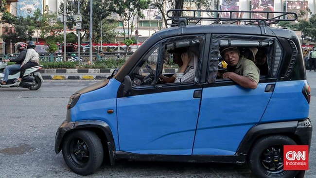 Sejumlah pengemudi kancil dan bajaj menunggu penumpang di kawasan Mangga Dua, Jakarta, Kamis (30/7). (CNN Indonesia/Febria Adha L).