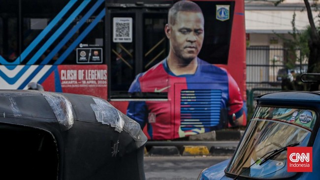 Sejumlah pengemudi kancil dan bajaj menunggu penumpang di kawasan Mangga Dua, Jakarta, Kamis (30/7). (CNN Indonesia/Febria Adha L).