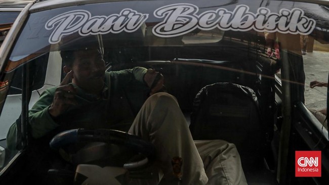 Sejumlah pengemudi kancil dan bajaj menunggu penumpang di kawasan Mangga Dua, Jakarta, Kamis (30/7). (CNN Indonesia/Febria Adha L).