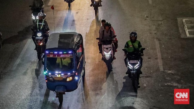 Sejumlah pengemudi kancil dan bajaj menunggu penumpang di kawasan Mangga Dua, Jakarta, Kamis (30/7). (CNN Indonesia/Febria Adha L).