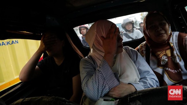 Sejumlah pengemudi kancil dan bajaj menunggu penumpang di kawasan Mangga Dua, Jakarta, Kamis (30/7). (CNN Indonesia/Febria Adha L).