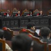 Ketua Mahkamah Konstitusi (MK) Suhartoyo (tengah) memimpin sidang pembacaan putusan terkait anggaran Program Makan Bergizi Gratis (MBG).