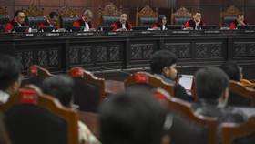 Ketua Mahkamah Konstitusi (MK) Suhartoyo (tengah) memimpin sidang pembacaan putusan terkait anggaran Program Makan Bergizi Gratis (MBG).
