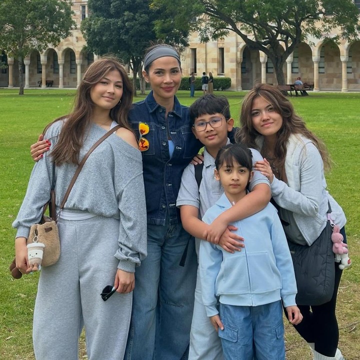 <p>Presenter Nadia Mulya memiliki empat anak dari pernikahannya yang berakhir cerai dengan Dastin Mirjaya Mudijana. Dari keempat anaknya, si bungsu Nilouh Alessandramulya Mudijana, kerap mencuri perhatian publik. (Foto: Instagram @nadiamulya)</p>