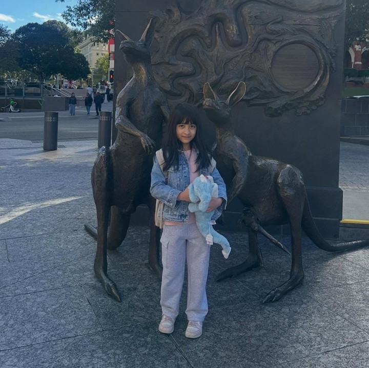 <p>Baru-baru ini, Nadia membagikan potret Nilouh yang sedang liburan ke Australia bersama ketiga kakaknya. Selama berada di Australia, Nilouh mengunjugi beberapa tempat wisata populer. Dalam satu potret, Nilouh terlihat berpose di depan patung kanguru. (Foto: Instagram @nadiamulya)</p>