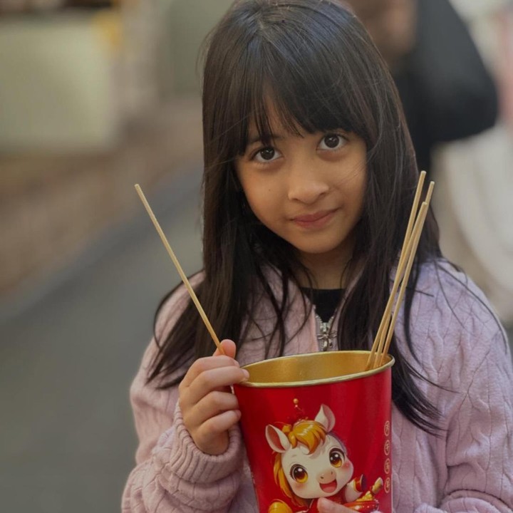<p>Nilouh lahir pada 12 Januari 2019, Bunda. Nilouh yang saat ini berusia 7 tahun, tumbuh menjadi anak yang cantik dan menggemaskan. Melalui unggahan di Instagram, Nadia sering membagikan potret sang putri. (Foto: Instagram @nadiamulya)</p>