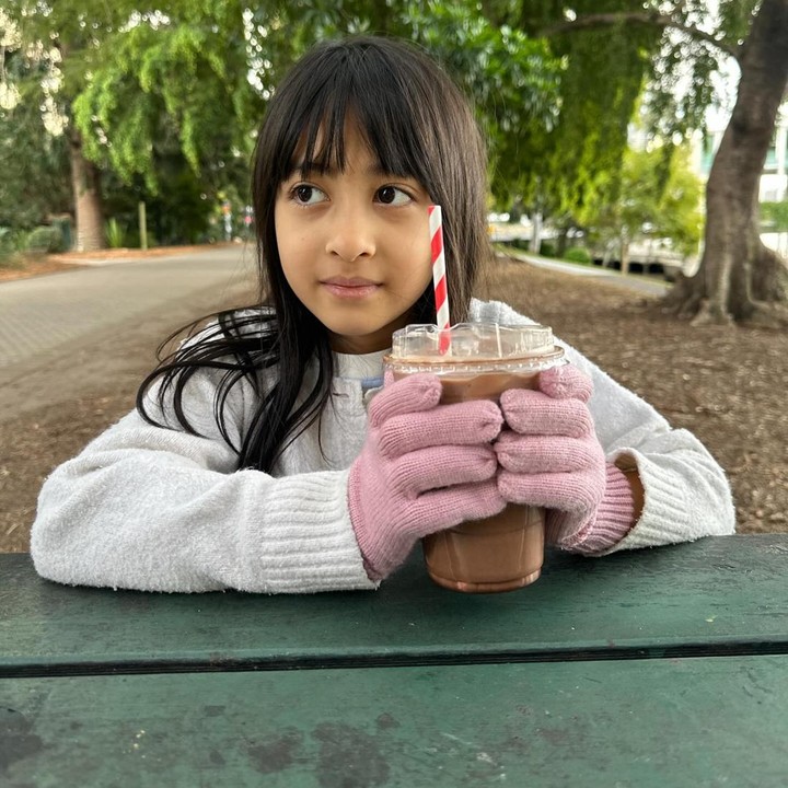 <p>Nadia sangat dekat dengan keempat anaknya, termasuk si bungsu Nilouh. Beberapa waktu lalu, Nadia sempat membagikan momen ketika mengunjungi sekolah Nilouh dan melihat sang putri mempresentasikan proyek bersama teman-temannya. (Foto: Instagram @nadiamulya)</p>