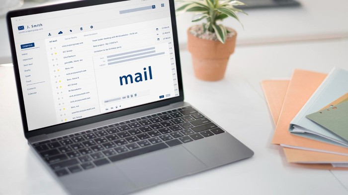 Orang dengan work life balance tidak langsung mematikan laptopnya begitu saja saat menuju akhir pekan. Pada Jumat sore, mereka akan mengecek seluruh email yang masuk.