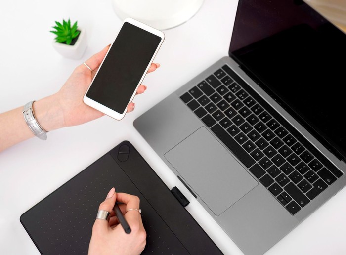 Kebiasaan orang dengan work life balance selanjutnya adalah mematikan perangkat kantor, ponsel dan laptopnya saat akhir pekan.