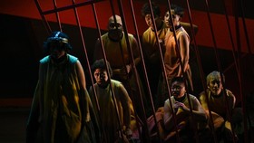 Pementasan Teater Koma Bertajuk Rumah Sakit Jiwa