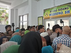Sidang Vonis Gubernur Riau Nonaktif Abdul Wahid, Pendukung Padati PN Pekanbaru