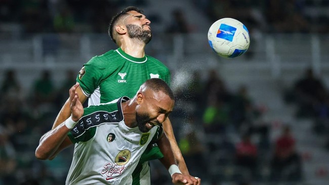 Pesepak bola Persebaya Surabaya Yuran Fernandes (bawah) berebut bola dengan pesepak bola PSMS Medan Angelo Meneses (atas) pada pertandingan Grup B Piala Presiden 2026 di Stadion Gelora Bung Tomo, Surabaya, Jawa Timur, Rabu (29/7/2026). Persebaya Sura