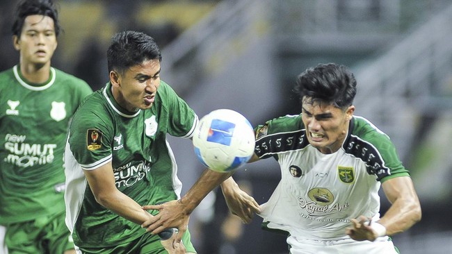 Pesepak bola Persebaya Surabaya berebut bola dengan pesepak bola PSMS Medan  pada pertandingan Grup B Piala Presiden 2026 di Stadion Gelora Bung Tomo, Surabaya, Jawa Timur, Rabu (29/7/2026). (Media Piala Presiden 2026)