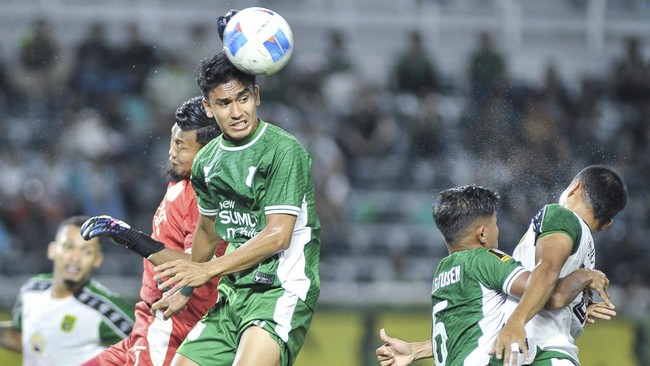 Pesepak bola Persebaya Surabaya berebut bola dengan pesepak bola PSMS Medan  pada pertandingan Grup B Piala Presiden 2026 di Stadion Gelora Bung Tomo, Surabaya, Jawa Timur, Rabu (29/7/2026). (Media Piala Presiden 2026)